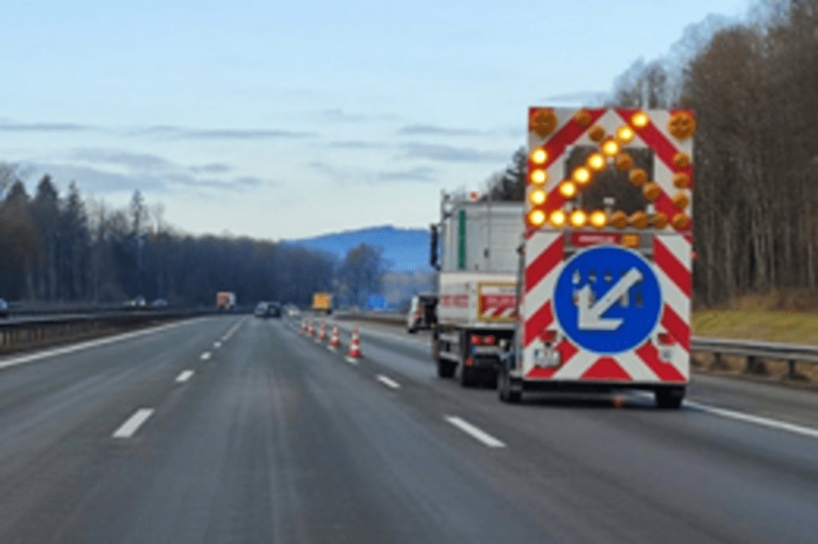 Absicherungsfahrzeug an einer Arbeitsstelle auf der Autobahn